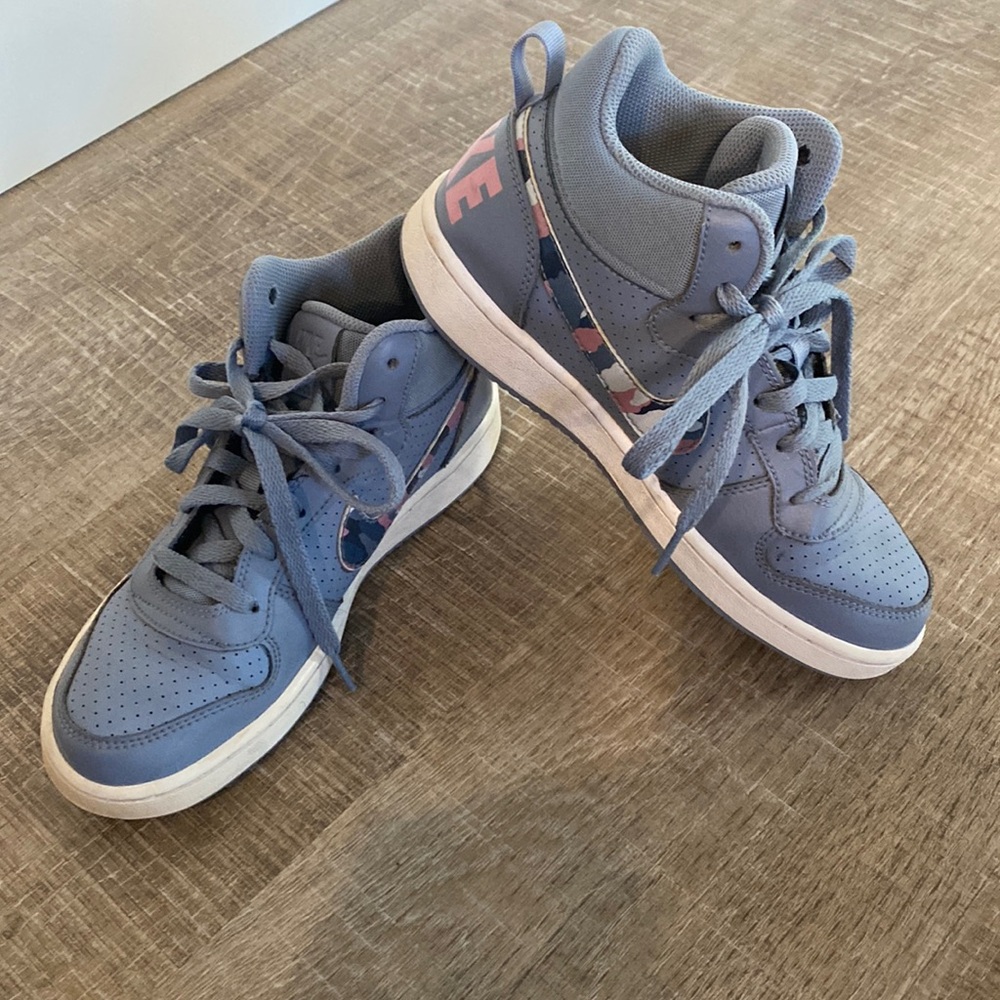 Nike youth basketball shoes size 4